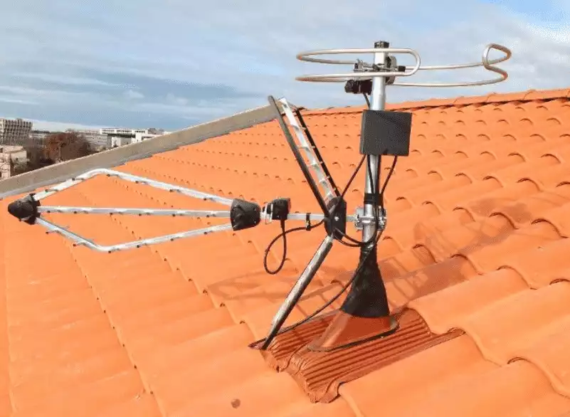 Installation d'antenne fausse tuile